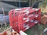 un tas de tuyaux métalliques rouges posés dans l'herbe