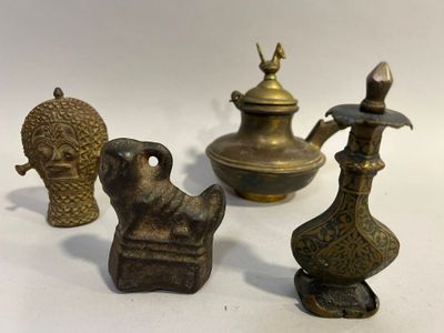 Plusieurs types d'objets en laiton sont exposés sur une surface blanche