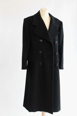 manteau en laine noire sur un mannequin, un mannequin, un mannequin, un mannequin, un mannequin, un mannequin, un mannequin, un mannequin, un mannequin