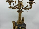 une image représentant un vase bleu et or orné de fleurs