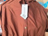 une chemise marron posée sur un carton