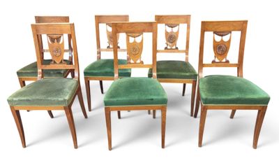 six chaises avec des assises recouvertes de velours vert et un piètement en bois