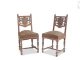 paire de chaises en bois sculpté avec des assises rembourrées marron