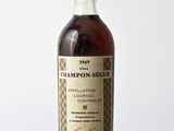 une photo d'une bouteille de vin posée sur une table en bois