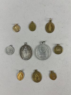 gros plan d'un paquet de pièces de monnaie sur une surface blanche