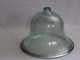 une cloche en verre posée sur une table