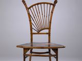 chaise en bois avec une assise en bambou et en verre