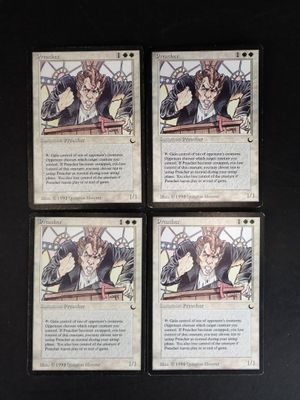 Les quatre cartes sont posées sur une table avec un fond noir.