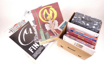 une boîte remplie de livres et de magazines posée sur une table