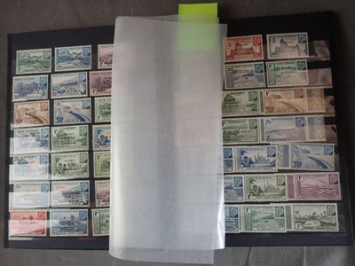 une photo d'une collection de timbres sur une feuille de papier