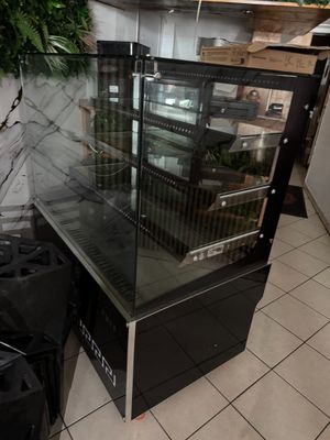 une image d'une vitrine dans un magasin