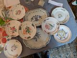une table sur laquelle se trouvent plusieurs assiettes et bols