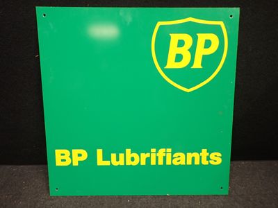 une enseigne verte « BP Lubriants » sur laquelle figure un bouclier jaune