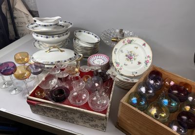 une table sur laquelle sont posés de nombreux verres