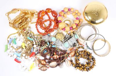 de nombreux types de bijoux sur la table