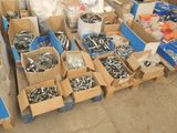de nombreuses boîtes de vis et d'écrous par terre