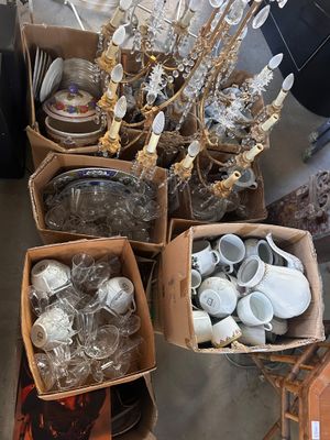 de nombreux cartons d'objets posés à même le sol
