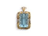 un pendentif en aigue-marine et diamants sur fond blanc