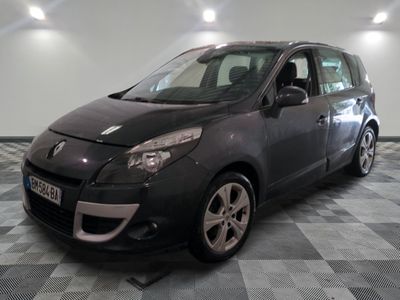 la photo d'une voiture noire garée dans un garage