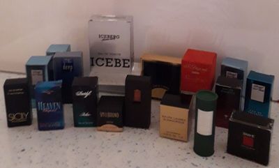 une grande variété de parfums sur le comptoir
