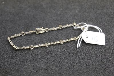 un gros plan d'une chaîne en argent à laquelle est accrochée une médaille