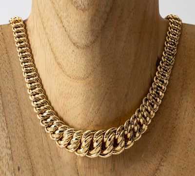 gros plan d'un collier à chaîne en or sur un mannequin