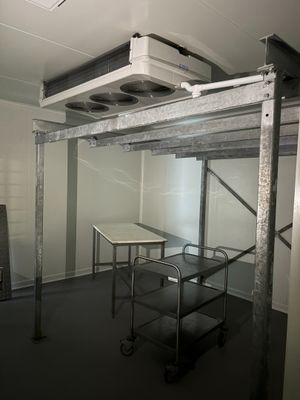 une photo d'une pièce avec une table et un ventilateur de plafond