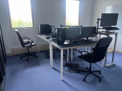 - 1 armoire métallique haute à rideaux