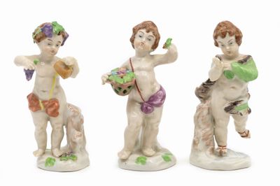 CAPODIMONTE Ensemble de trois statuettes en porcelaine émail…