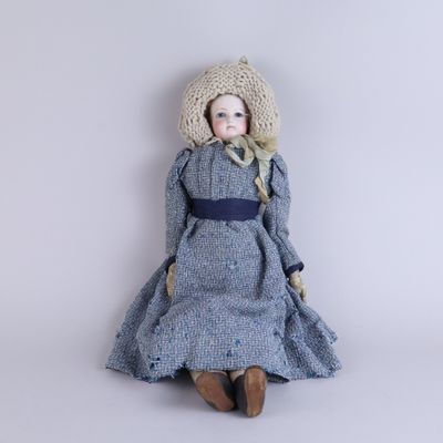 une image représentant une petite fille vêtue d'une robe bleue et d'un chapeau