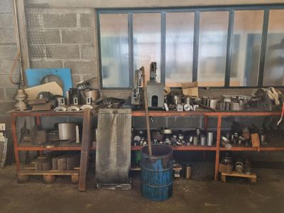 Table orange avec divers outillages de montage dont deux lun… - Photo 1