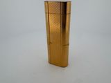 l'image d'un briquet doré posé sur une surface blanche