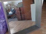 un miroir posé par terre à côté d'un sac violet