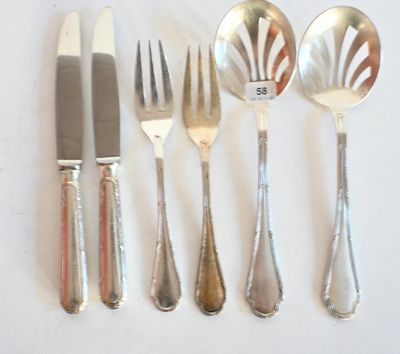cinq fourchettes, un couteau, une cuillère et un couteau sur une table