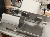 une machine posée sur une table dans une pièce