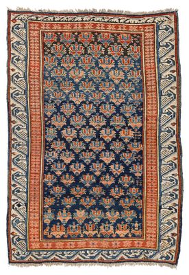un tapis bleu et orange orné d'un motif raffiné sur fond blanc