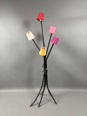 une photo d'une lampe sur laquelle sont disposées cinq ampoules
