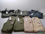 Plusieurs paires de pantalons pour hommes sont alignées sur une table