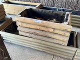 une jardinière en bois remplie de brindilles et de brindilles