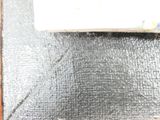 un gros plan d'un morceau de papier d'aluminium posé sur un morceau de bois