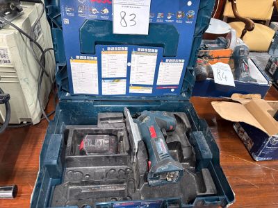 une caisse à outils bleue avec des outils sur une table