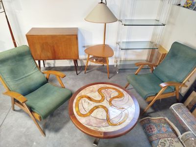 Dans une pièce, plusieurs chaises et une table sont disposées en cercle