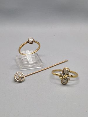deux bagues en or et un bâton orné d'un diamant