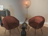 deux chaises et une table dans un salon