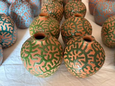 de nombreux vases posés sur une table