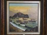 un tableau représentant des bateaux sur l'eau, près d'un rivage rocheux