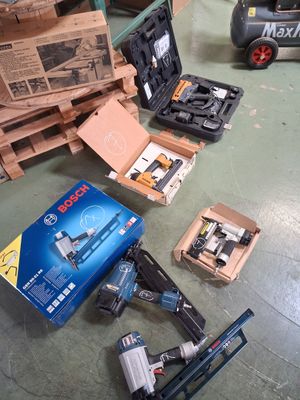 une boîte à outils posée par terre à côté d'une pile de cartons
