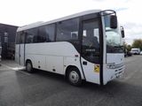 un bus blanc garé sur un parking
