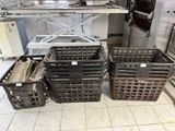 de nombreux paniers posés par terre dans la cuisine