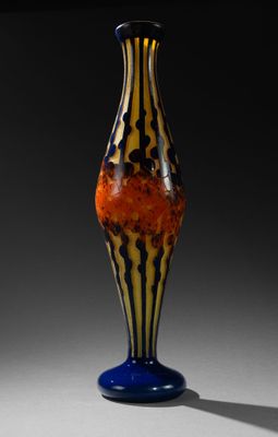 un vase bleu et jaune posé sur une table